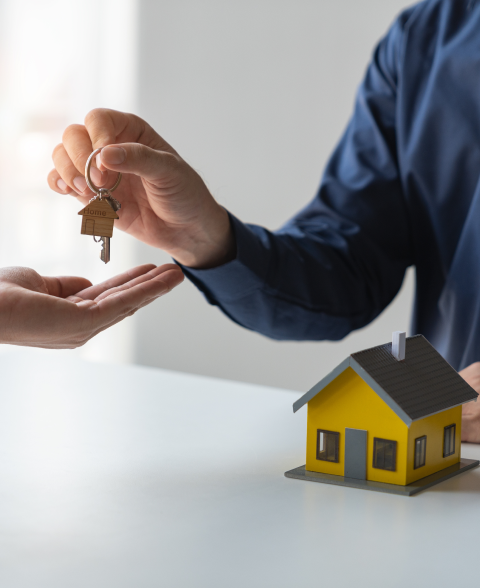 In Immobilien zu investieren lohnt sich vor allem, wenn du besonders viel Eigenkapital zur Verfügung hast.